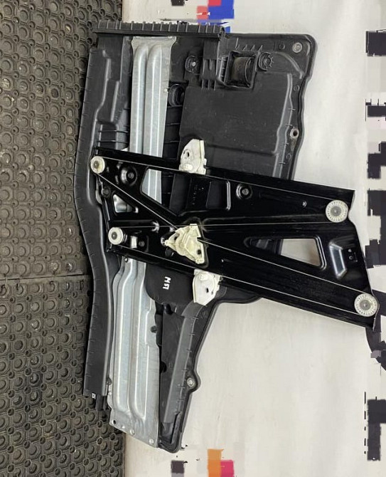 Ищу 81626456055 левый стеклоподъемник MAN TGX.  - photo 1