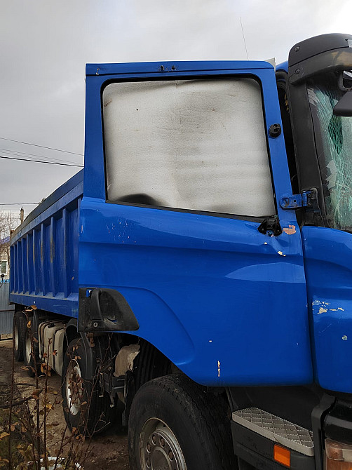 На Скания 4 серии нужна правая дверь в сборе.  - photo 1
