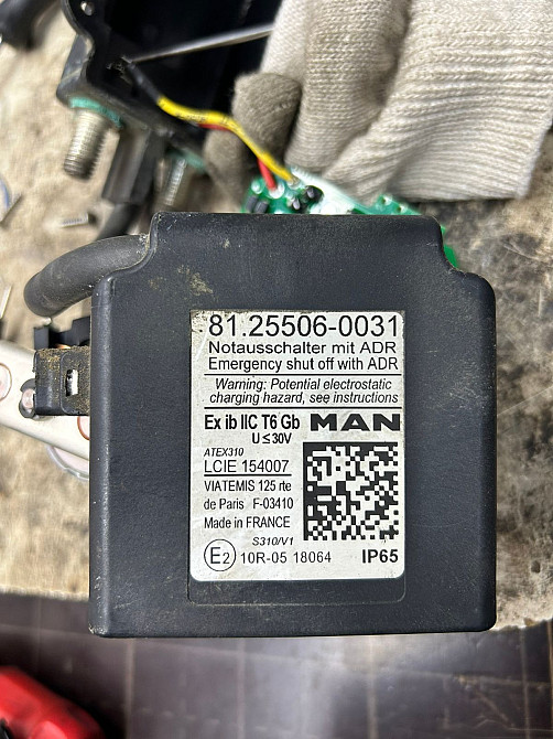 Нужен аварийный выключатель 81255060031 MAN.  - photo 1