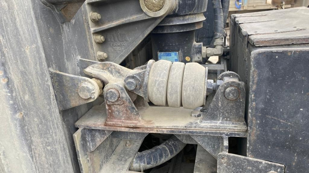 Ищу бак на самосвал SCANIA 530 л. голый (правый) и замок кузова.  - photo 1