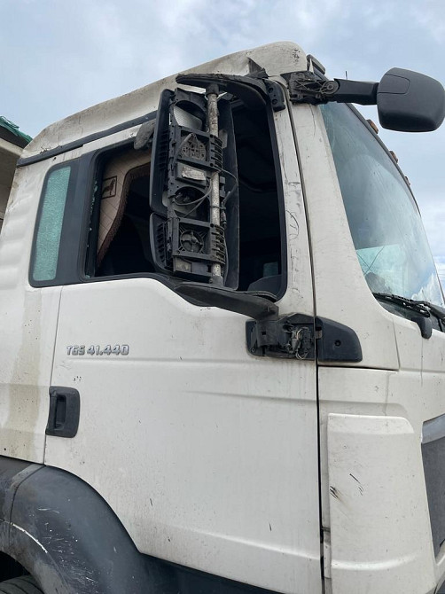 На MAN TGS 2012 года ищу: 1. Стекло двери правое 81626456044 2. Зеркало правое основное 81637306534  - photo 1