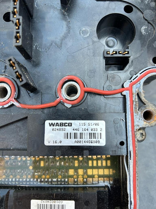 Ищу блок управления кпп 4461640332 мерседес.  - photo 1