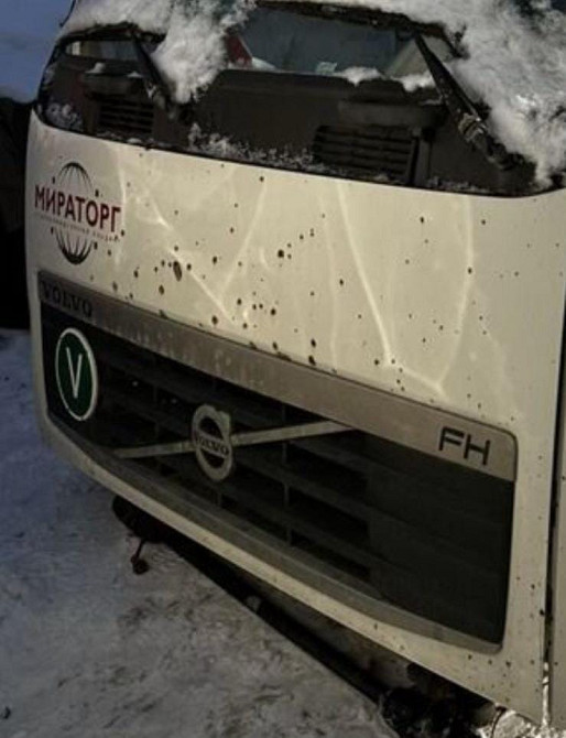 Нужны молдинги капота и значек Volvo.  - photo 1