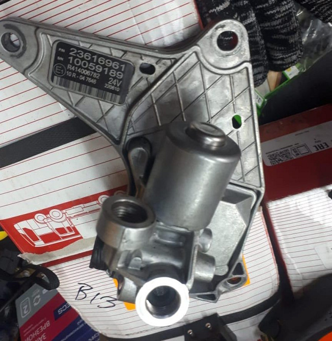 Куплю 23616961 клапан на горный на D12d Volvo.  - photo 1