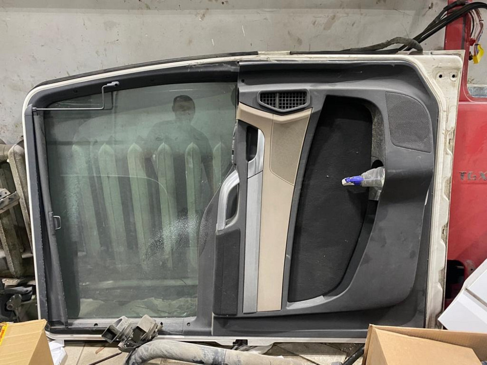 Нужна правая обивка в таком же цвете на МАН ТГХ.  - photo 1