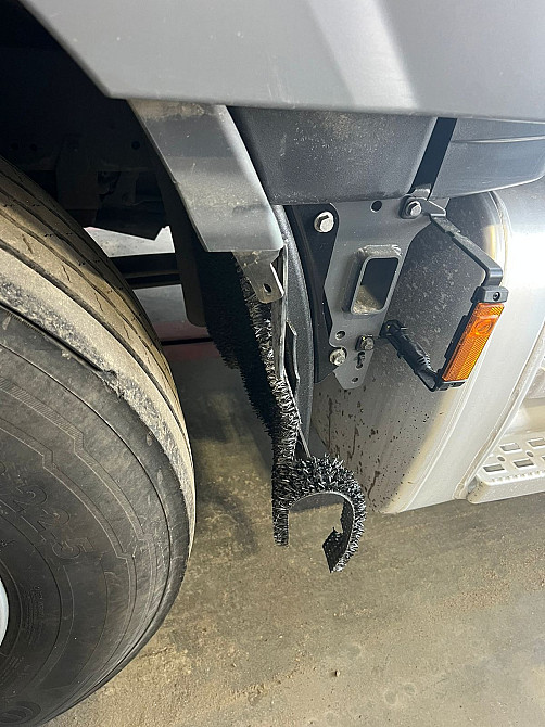 Нужна оригинальная задняя часть левого крыла Даф 106.  - photo 1