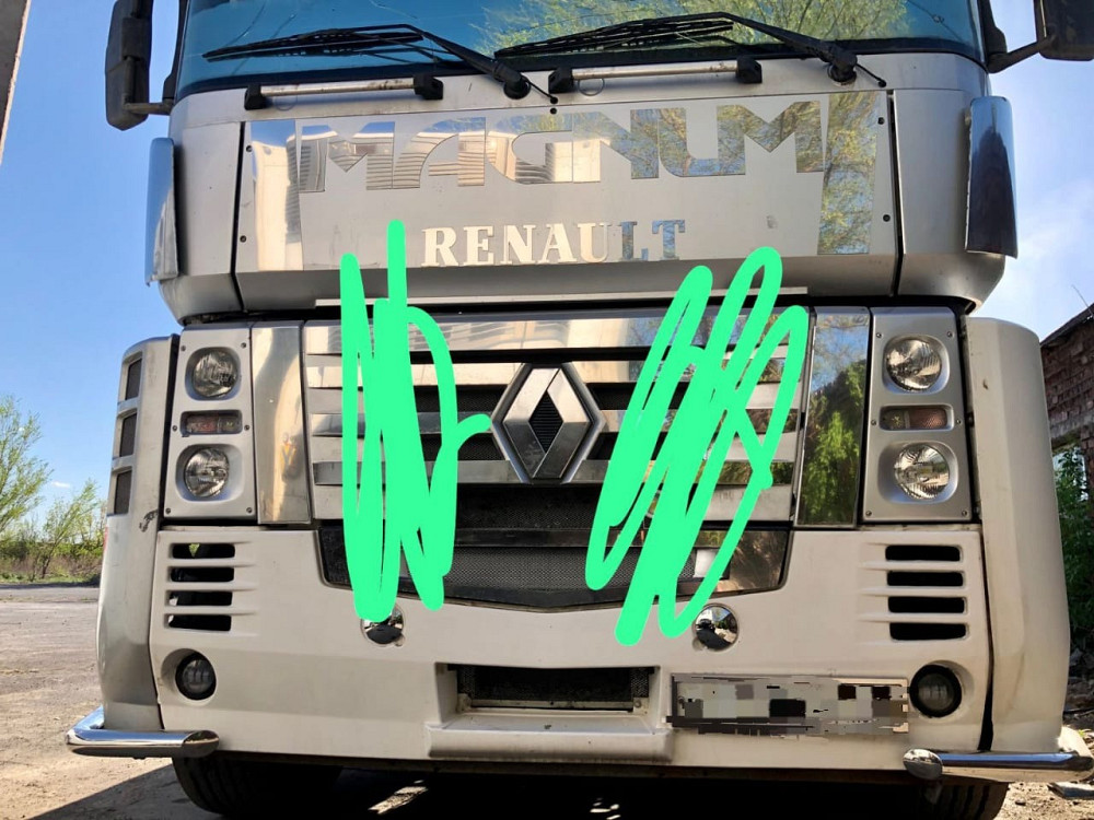 Нужна такая решетка радиатора (с местом под значек) на Рено Магнум.  - photo 1