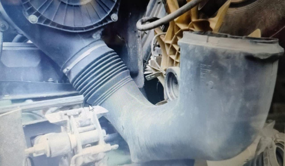 Ищем воздуховод для VOLVO FM W101876, номер 21501477.  - photo 1