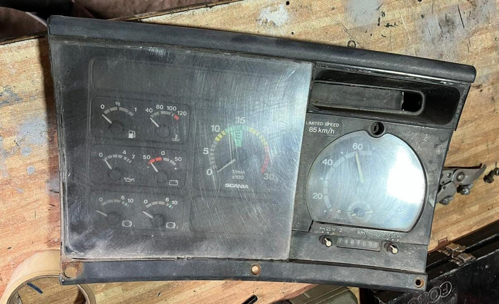 На Scania 4 серии куплю панель приборов.  - photo 1