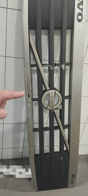 Интересует отдельно накладка-решетка 82322924 на Volvo FH.  - photo 1