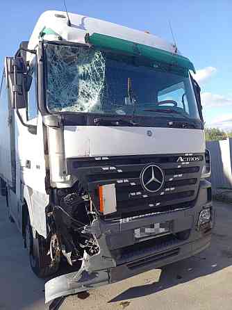 На Actros MP2 ищу лобовое стекло, бампер с правой фарой, корпус подножек (правый). 