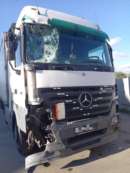 На Actros MP2 ищу лобовое стекло, бампер с правой фарой, корпус подножек (правый).  - photo 1