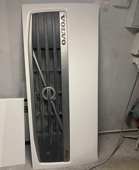 Нужен капот Вольво FH, цвет желательно красный.  - photo 1