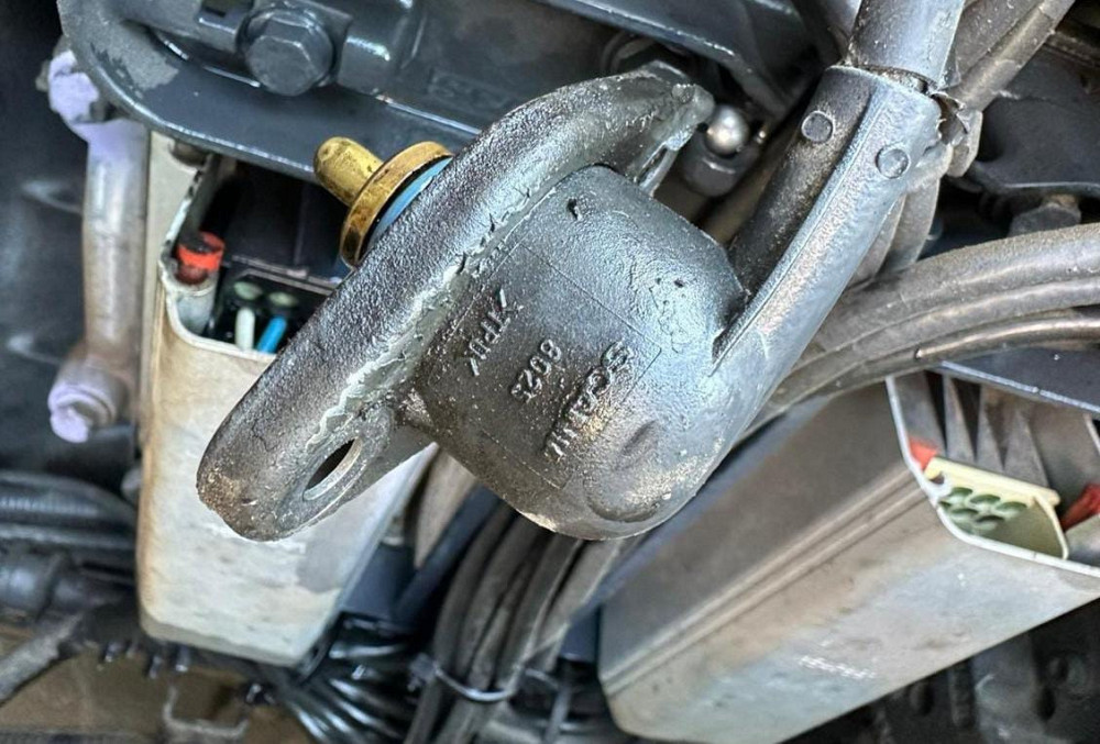 Нужен 2077110 датчик HPI Скания.  - photo 1