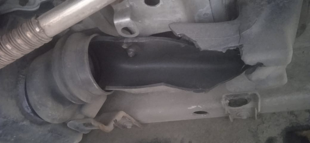 На Renault T нужны заднее левое крыло, кронштейн крыла левый нижний, накладка верхняя на надкобинное  - photo 1