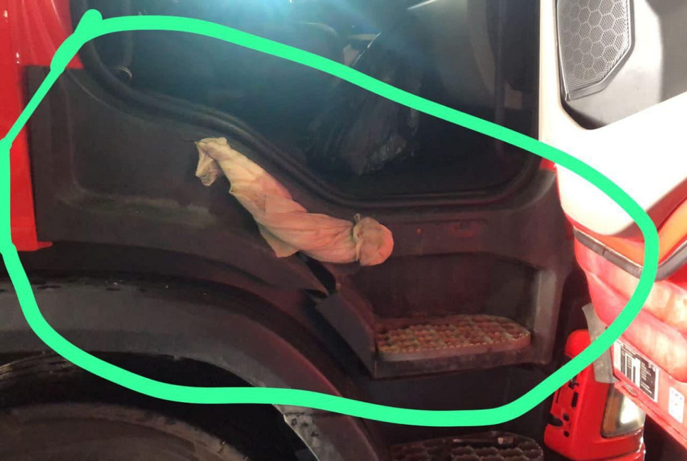 Ищу правую верхнюю подножку Скания 6.  - photo 1