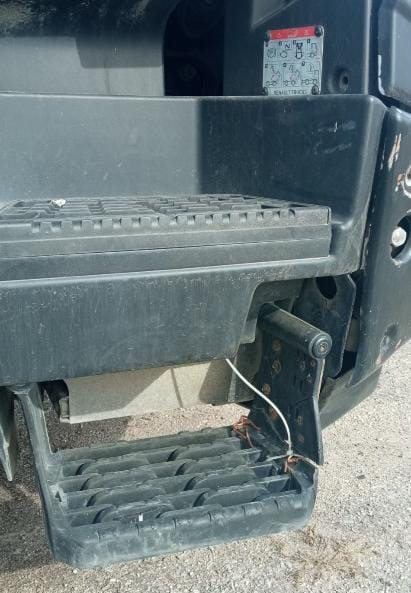 Нужна подножка правая Рено Т.  - photo 1