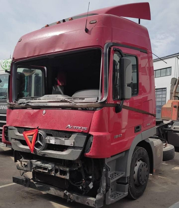 Ищу каркас кабины Актрос мп3 средняя без дверей.  - photo 1