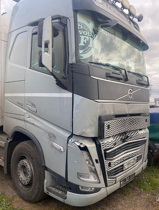 Ищу на VOLVO FH5: фару правую, капот, решетку радиатора.  - photo 1