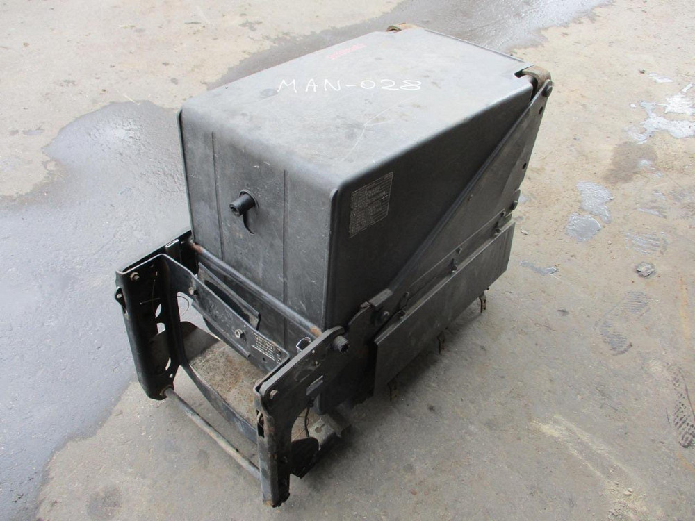 Нужен такой ящик акб в сборе, ман тгх.  - photo 1