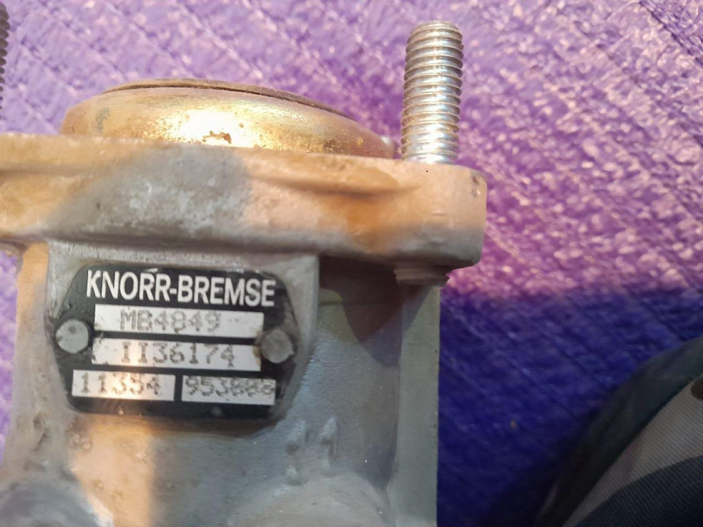 Ищу кран тормозной Вольво.  - photo 1