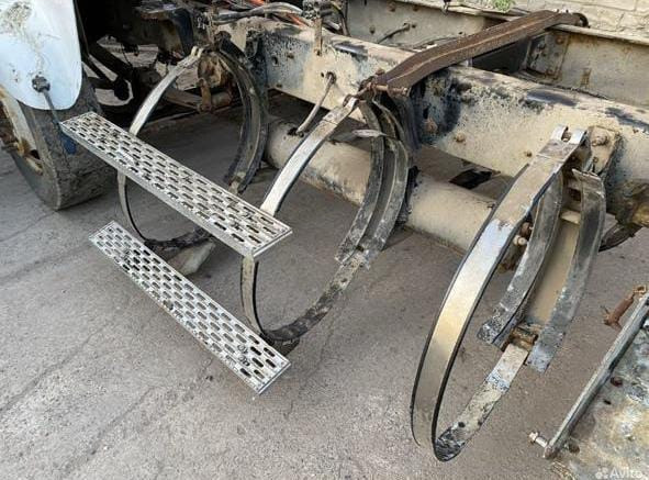 Куплю кронштейны с нерж лентами и ступенями от семейства Интеров! Фото пример. Можно с баками за аде  - photo 1