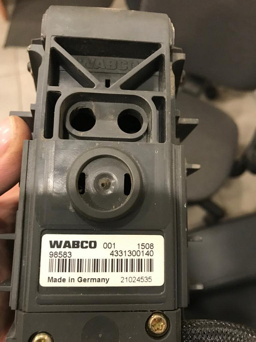 Ищу 21024535 джойстик АКПП Volvo.  - photo 1