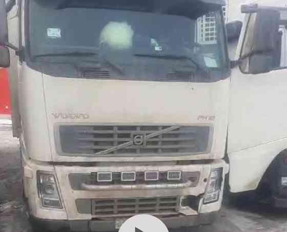 На VOLVO FH12 ищу решетку радиатора, заглушки, кронштейн буксировочного крюка. 