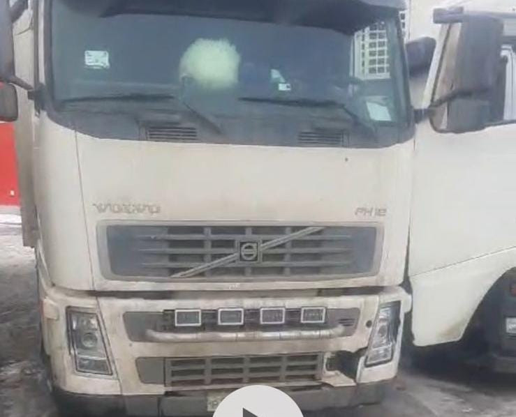 На VOLVO FH12 ищу решетку радиатора, заглушки, кронштейн буксировочного крюка. Вся Россия - изображение 1