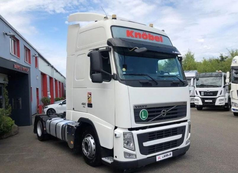 На Volvo FH13 нужны правая фара, удлинение двери, корпус подножки.  - photo 1