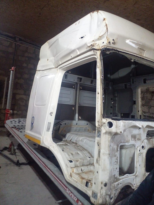 Ищу правую часть кабины Камаз 5490, со стойкой.  - photo 1