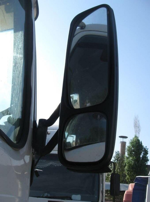 На Volvo FH (старенькая с квадратными фарами) нужно правое зеркало, как на фото.  - photo 1