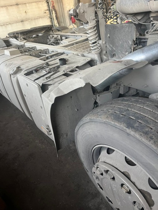 Нужны крылья Вольво б/у оригинал с брызговиком.  - photo 1