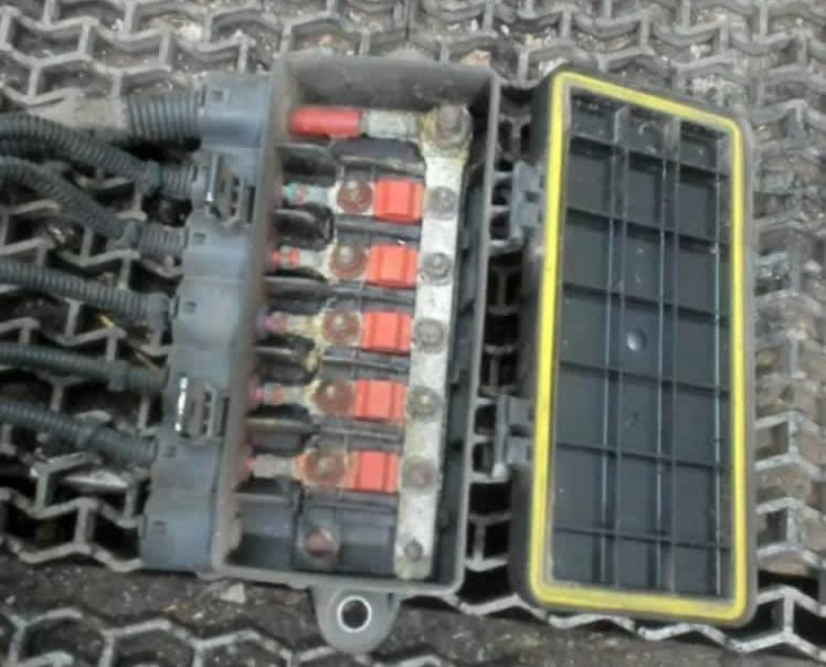 Ищу блок силовых предохранителей для Ивеко Стралис (крепится с правого бока аккумуляторного ящика).  - photo 1
