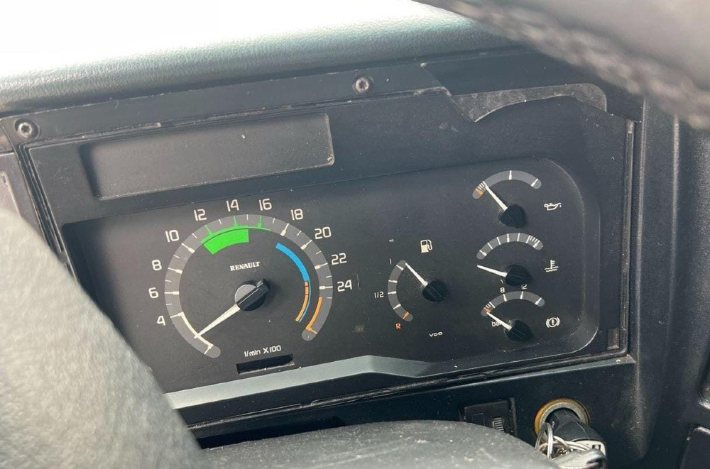 Ищу приборную панель Renault.  - photo 1