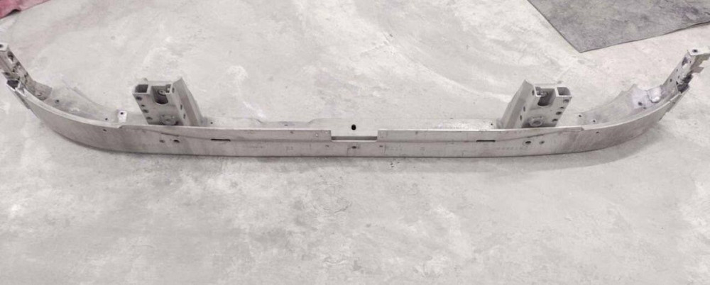 Нужен 84210166 усилитель бампера Вольво.  - photo 1