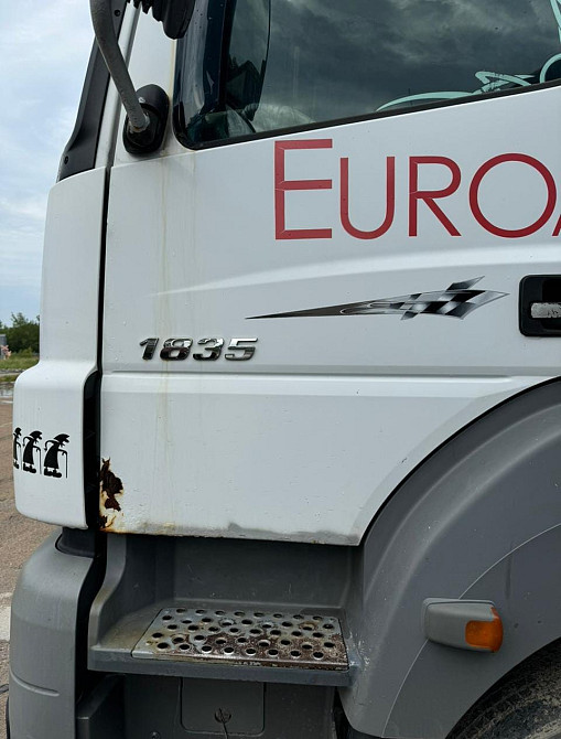 Нужен каркас левой двери Мерседес Аксор.  - photo 1