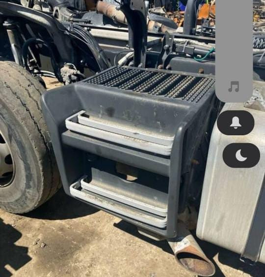 Ищу крышку аккумуляторного ящика Scania 5.  - photo 1