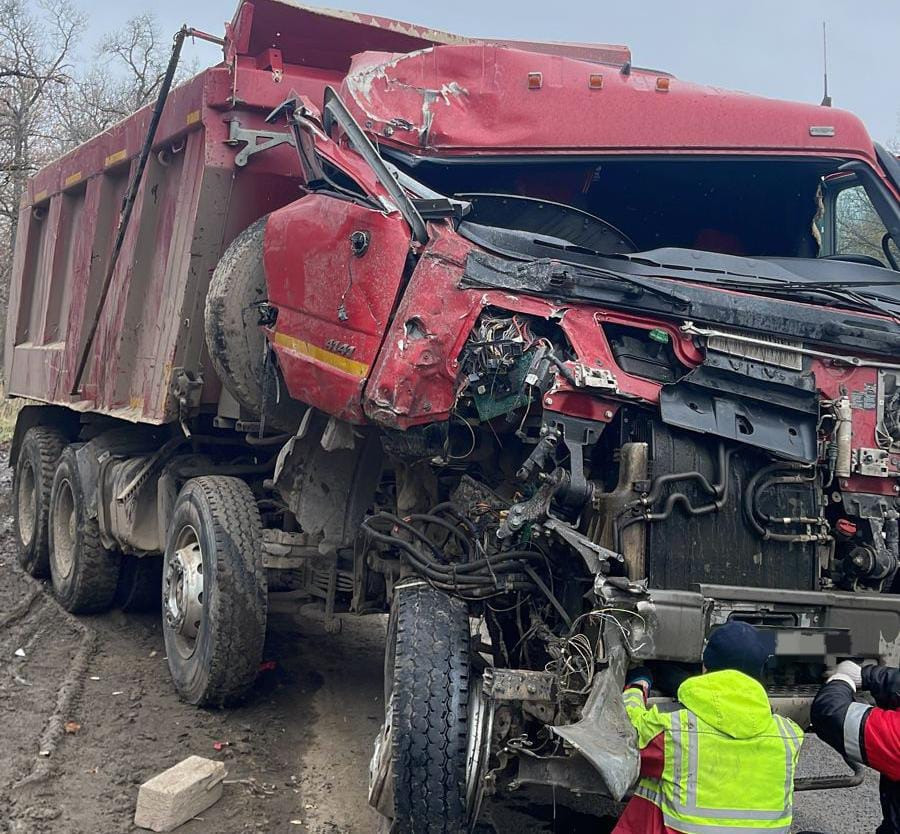 На Мерс Актрос 8х4, модель 4141 нужны: кабина полностью в сборе, кассета радиаторов, передняя балка  - photo 1
