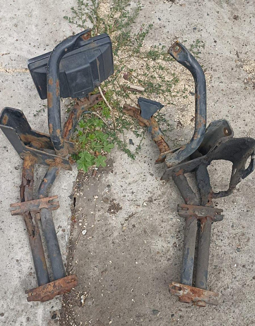 Ищу 8144558 кронштейн подножки левый (живой) Volvo FH12 2000 года!  - photo 1