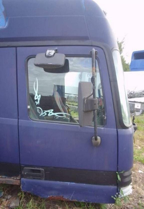 Ищу двери правую и левую Мерседес Актрос МР-1.  - photo 1