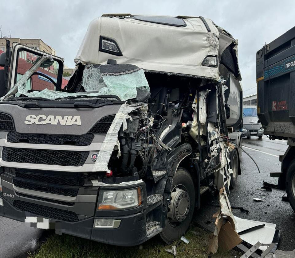 На Scania 6-серия VIN: YS2G4X20005617408 рассмотрю вариант кабины в сборе с блоками, без блоков, кар  - photo 1