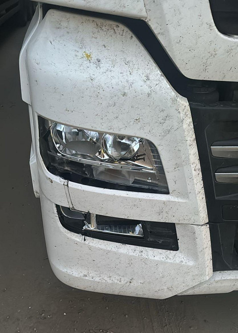 На MAN TGX ищу правую сторону ноуската в сборе (фара, противотуманка, облицовки, кронштейны), цвет л  - photo 1