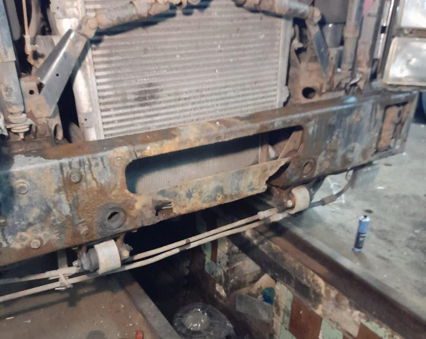 Ищу усилитель бампера Рено Магнум.  - photo 1