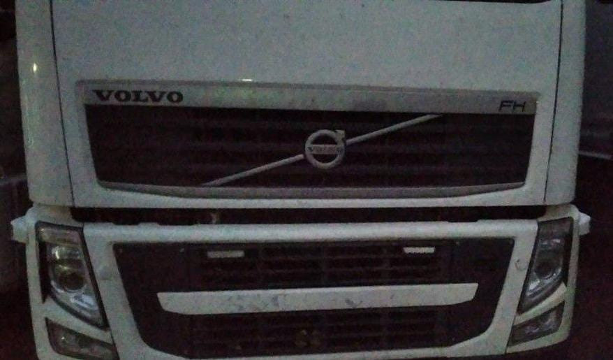 Ищу капот с решеткой и шильдиком на Вольво FH13.  - photo 1