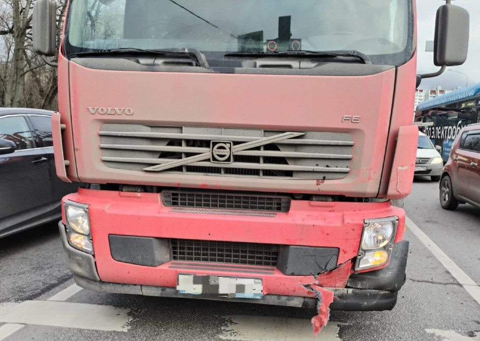 Ищу бампер на Volvo FE.  - photo 1