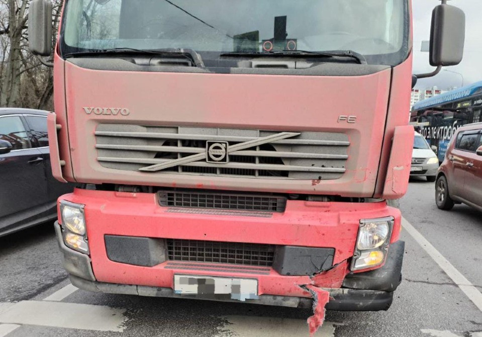 Нужен бампер Volvo FE.  - photo 1
