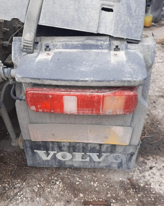 Ищу такое крыло с кронштейном и фарой Вольво FH13.  - photo 1