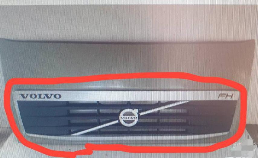 На Volvo FH13 куплю решетку на капот.  - photo 1