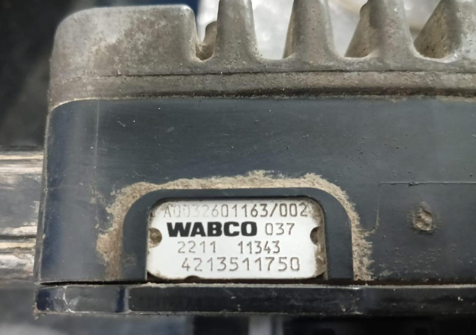 Ищу блок управления кпп А0032601163 на Мерседес Актрос.  - photo 1